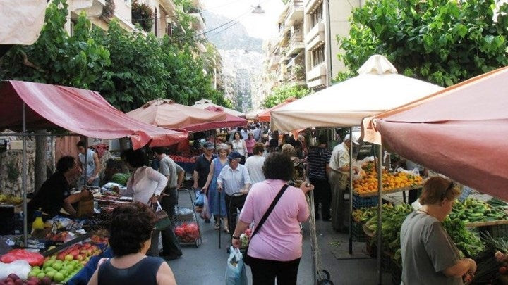 Άνεργοι πτυχιούχοι δουλεύουν στη λαϊκή για το μεροκάματο (βίντεο)
